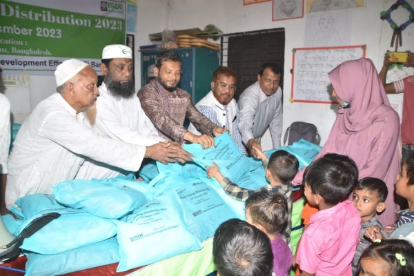 <strong>Distribution of winter clothes among underprivileged and street children under the initiative of ISDE in Chittagong</strong>
